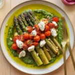 Gebackener grüner Spargel Caprese-Style met tomaten en olijfolie.