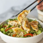 Sommerlicher Tortellini-Mango-Salat mit Limettendressing und frischen Zutaten.