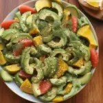 Avocado-Gurken-Salat mit Grapefruit und Tofu auf einem Teller angerichtet