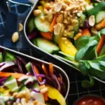 Veganer Thai-Salat mit Sriracha-Mayo, Edamame und Sobanudeln auf einem Teller.