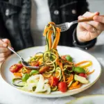 Zoodlesalat mit Shredded Tofu, gesundes veganes Rezept mit frischen Zutaten
