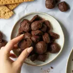 Nostalgische vegane Disco Bit Riegel met knapperig deeg en kleurrijke schokolinsen.