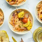Veganer Mango-Coleslaw mit frischer Mango und Rotkohl, ideal für Grillpartys.