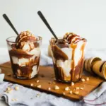 Veganer Salted Caramel Eisbecher mit Karamell und grobem Salz